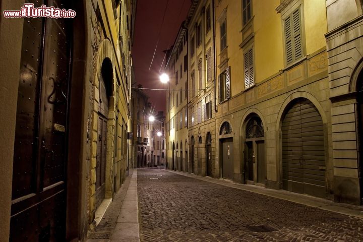Immagine Passeggiata notturna in una via del centro storico di Bergamo Alta - © ambrozinio / Shutterstock.com