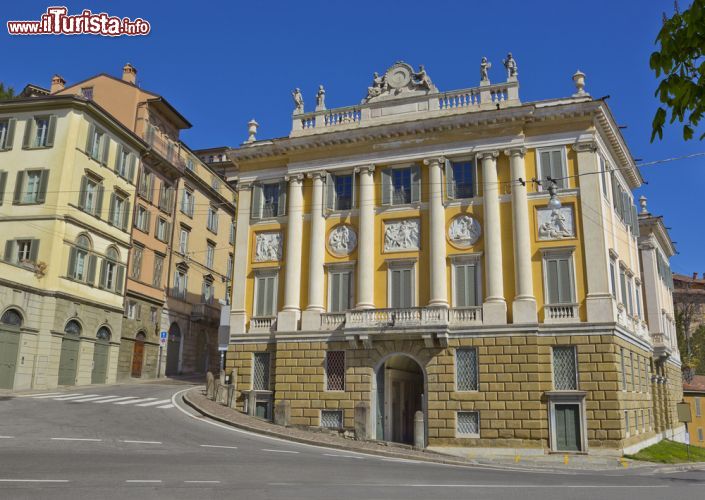 Immagine Uno scorcio di Bergamo Alta la parte storica, sopraelevata, della città lombarda - © Walencienne / Shutterstock.com