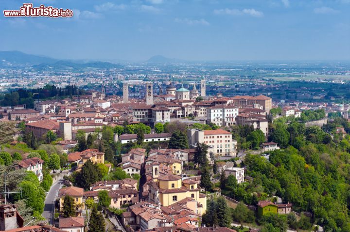 Immagine Vista panoramica di Bergamo Alta e la retrostante Pianura Padana - © Filip Fuxa / Shutterstock.com