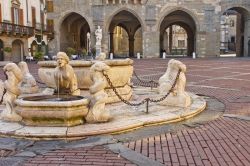 La Fontana Contarini si trova nella storica Piazza Vecchia di Bergamo Alta - © Neirfy/ Shutterstock.com