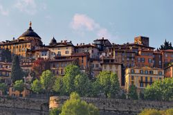 Il centro storico di Bergamo Alta, fotografato dai quartieri della città nuova, uno dei capoluoghi di provincia della Lombardia - © dmitrieval / Shutterstock.com