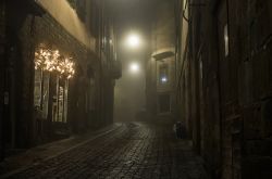 Nebbia invernale tra le stradine medievali di Bergamo Alta - © Foxy's Forest Manufacture0 / Shutterstock.com