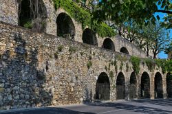 Una serie di archi medievali giustapposti, lungo il viale delle mura a Bergamo Alta - © dmitrieval / Shutterstock.com