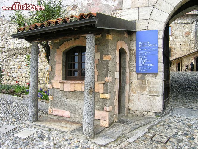 Immagine Ingresso alla Rocca Boromeo e al  Museo della bambola e del giocattolo, attrazioni perfette per un weekend con la famiglia - © By Reino Baptista - CC BY-SA 4.0 - Wikipedia