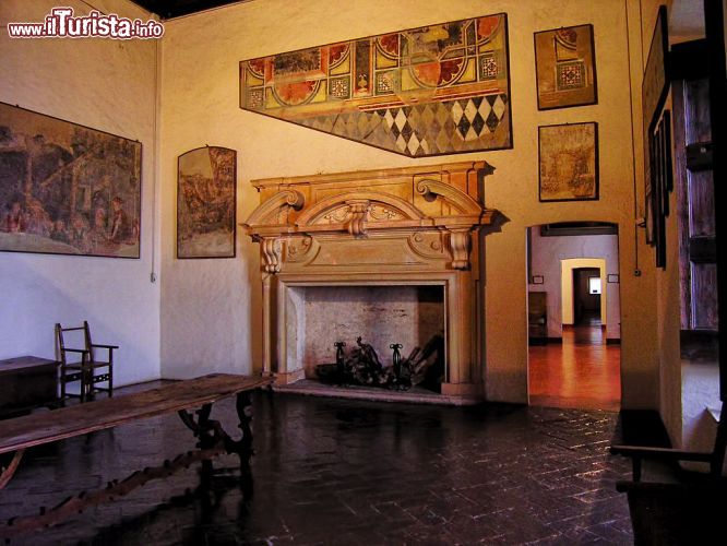 Immagine Una sala con camino all'interno della  Rocca Borromea di Angera - © By Reino Baptista - CC BY-SA 4.0 - Wikipedia