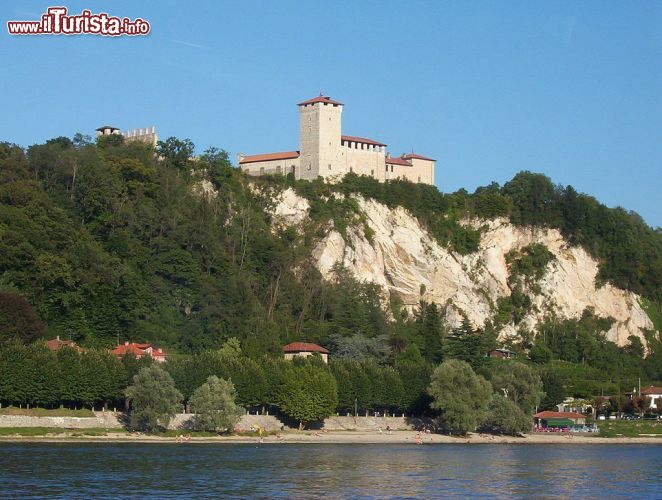 Immagine La Rocca Borromea vista da Arona, sul versante opposto del Lago Maggiore - © By Reino Baptista - CC BY-SA 4.0 - Wikipedia
