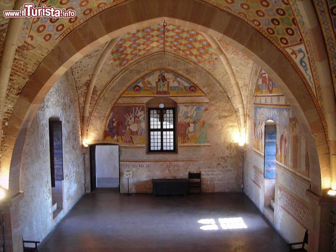 Immagine La Sala di GIustizia, finemente affrescata, si trova dentro alla Rocca Borromeo di angera - © www.isoleborromee.it/