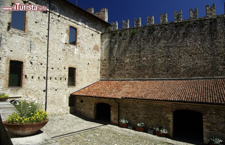 Immagine La visita alla Rocca di Angera il castello sul Lago Maggiore in Lombardia, provincia di Varese  - © ART-visual, Rosa Amato / Shutterstock.com