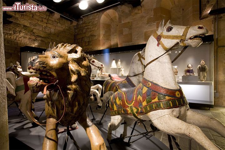 Immagine Dentro al Museo della Bambola e del giocattolo all'interno della Rocca di Angera - © www.isoleborromee.it/