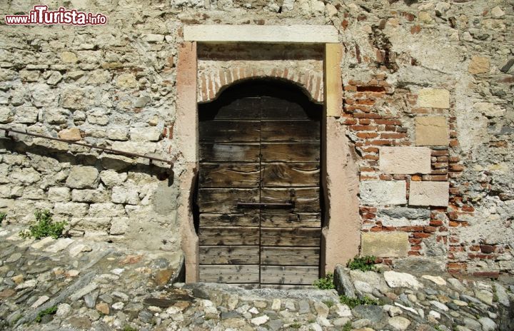 Immagine Particolare del castello di Angera, la fortificazione che domina il sud del Lago Maggiore in Lombardia venne costruita in epoca medievale, divenne poi un possedimento della Famiglia Borromeo - © ART-visual, Rosa Amato / Shutterstock.com