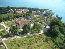 I giardini della Rocca di Angera fotografati dalla cima del castello, da dove si gode di un magnifico panorama su buona parte della porzione centro-meridionale del Lago Verbano (Maggiore) - www.isoleborromee.it/ ...