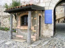 Ingresso alla Rocca Boromeo e al  Museo della bambola e del giocattolo, attrazioni perfette per un weekend con la famiglia - © By Reino Baptista - CC BY-SA 4.0 - Wikipedia