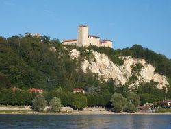 La Rocca Borromea vista da Arona, sul versante opposto del Lago Maggiore - © By Reino Baptista - CC BY-SA 4.0 - Wikipedia