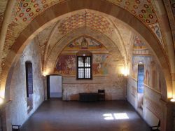 La Sala di GIustizia, finemente affrescata, si trova dentro alla Rocca Borromeo di angera - © www.isoleborromee.it/