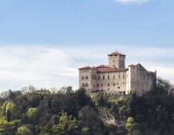 La Rocca Borromeo è il castello che domina Angera è la porzione meridionale del Lago Maggiore - © renky362 / Shutterstock.com