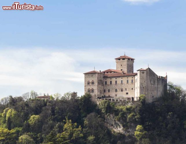 Immagine La Rocca Borromeo è il castello che domina Angera è la porzione meridionale del Lago Maggiore - © renky362 / Shutterstock.com
