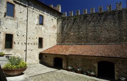 La visita alla Rocca di Angera il castello sul Lago Maggiore in Lombardia, provincia di Varese  - © ART-visual, Rosa Amato / Shutterstock.com