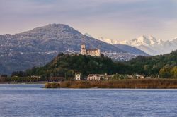 Panorama invernale del Lago Maggiore, con Angera e la Rocca Borromea che dominano la porzione sud-orientale del lago Verbano - © GR Italian Photographer / Shutterstock.com