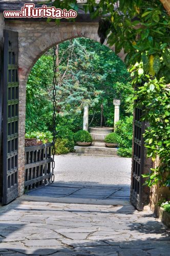 Immagine Il varco d'accesso al complesso del Castello di Gropparello (Piacenza) - © Mi.Ti. / Shutterstock.com