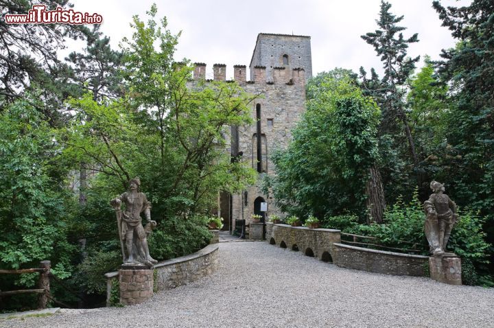 Immagine L'ingresso monumentale al Castello di Gropparello: l'aspetto solonne di questo maniero si deve alla ristrutturazione condotta dalla famiglia Visconti, in epoca rinascimentale - © Mi.Ti. / Shutterstock.com