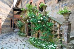 Il Cortile interno ed una elegante scala: siamo nel Castello di Gropparello, in provincia di Piacenza - © Mi.Ti. / Shutterstock.com