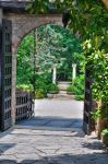 Il varco d'accesso al complesso del Castello di Gropparello (Piacenza) - © Mi.Ti. / Shutterstock.com