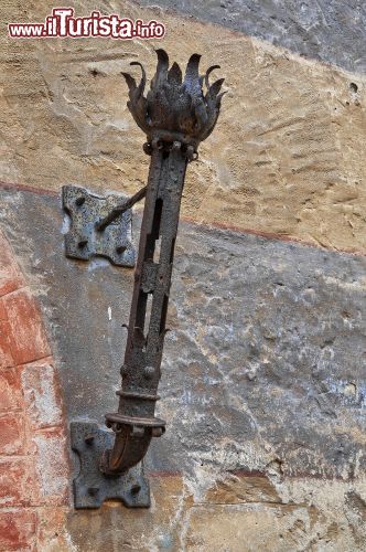 Immagine Un porta fiaccola, un dettaglio medievale del Castello di Gropparello, vicino a Piacenza - © Mi.Ti. / Shutterstock.com