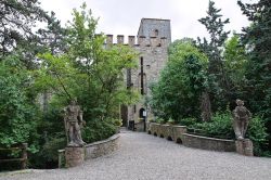L'ingresso monumentale al Castello di Gropparello: l'aspetto solonne di questo maniero si deve alla ristrutturazione condotta dalla famiglia Visconti, in epoca rinascimentale - © ...