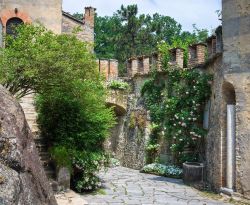 La visita al Castello di Gropparello: il complesso ha origini medievali, ma la sua architettura attuale porta i segni della spledida ristrutturazione opera dell'architetto Guidotti ingaggiato ...