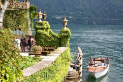 Imbarcadero di Villa Balbianello, una delle mete preferite delle crociere sul Lago di Como in Lombardia.  © imagesef / Shutterstock.com