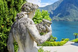 Una statua nel parco di Villa Balbianello sul Lago di Como in Lombardia - © iryna1 / Shutterstock.com