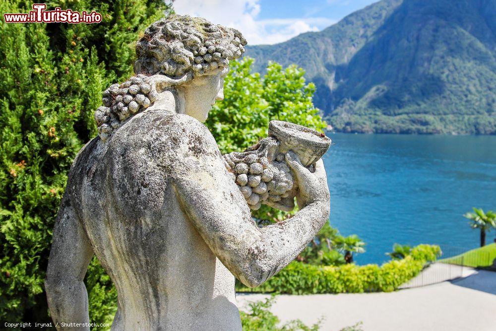 Immagine Una statua nel parco di Villa Balbianello sul Lago di Como in Lombardia - © iryna1 / Shutterstock.com