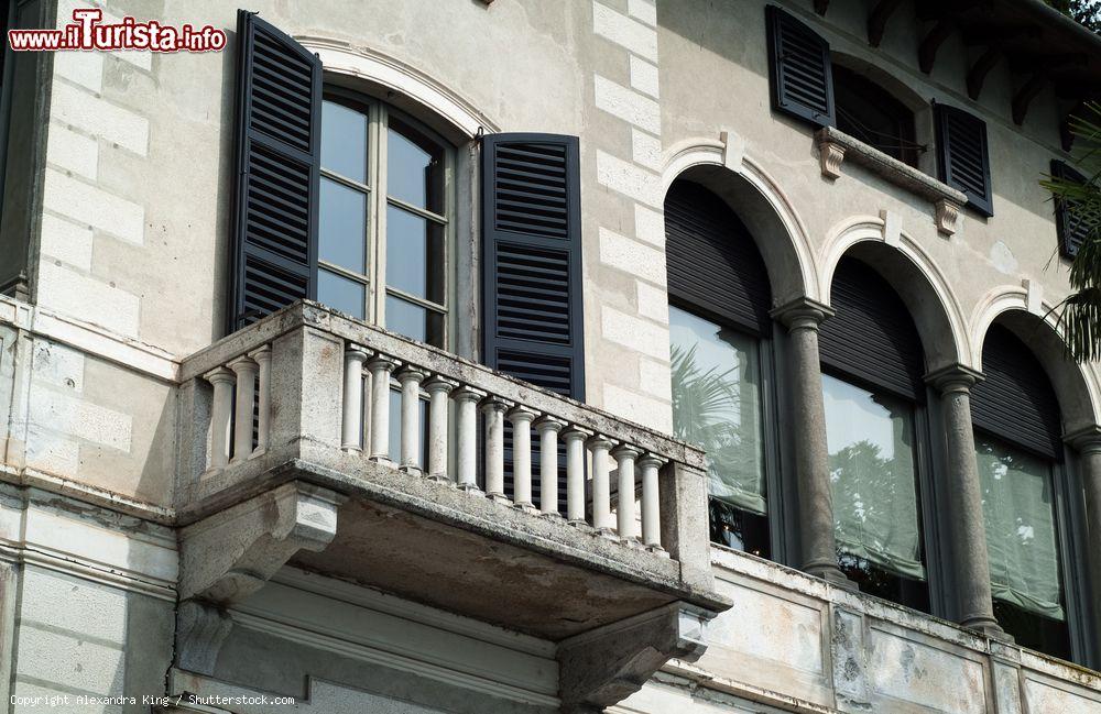 Immagine Dettaglio del balcone di Villa Monastero sulla facciata dell'edificio sul Lago di Como - foto © Alexandra King / Shutterstock.com