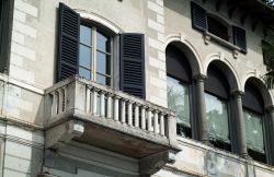 Dettaglio del balcone di Villa Monastero sulla facciata dell'edificio sul Lago di Como - foto © Alexandra King / Shutterstock.com