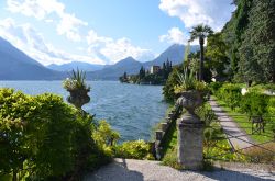 Villa Monastero e il suo giardino affacciato sul Lago di Como sono visitabili dal pubblico. Ogni anno migliaia di turisti scelgono di scoprire i segreti e le bellezze di questa famosa villa ...