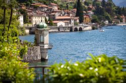 Vista della riva del Lago di Como nel Comune di Varenna (Lecco) dove si trova Villa Monastero.