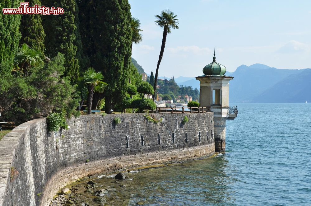 Immagine Vista sulla sponda del Lago di Como da Villa Monastero, circondata da un giardino botanico che si estende per quasi 2 km.
