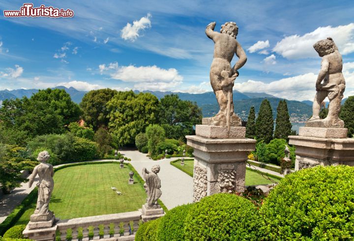 Immagine I giardini dell'Isola Bella sono un vero capolavoro di Palazzo Borromeo, una delle attrazioni del comune di Stresa, sul Lago Maggiore in Piemonte - © Olgysha / Shutterstock.com