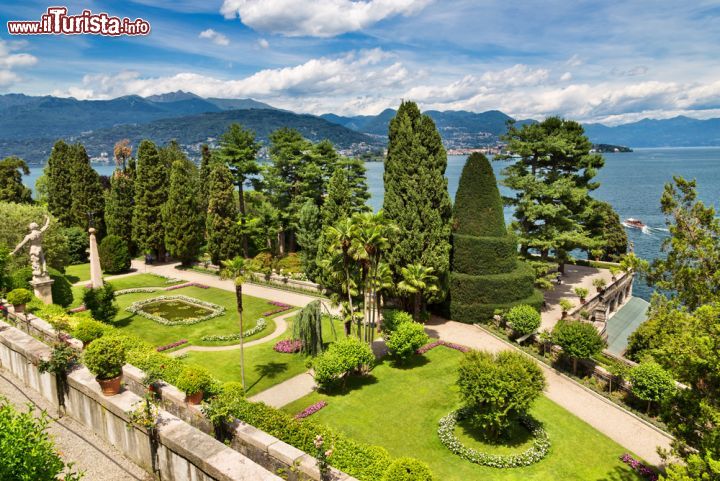 Immagine Il parco di Palazzo Borromeo uno dei momenti più spettacolari di una visita dell'Isola Bella in Piemonte (Lago Maggiore) - © Olgysha / Shutterstock.com