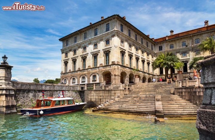 Immagine L'ingresso monumentale di Palazzo Borromeo, la villa spettacolare sull'Isola Bella. E' uno dei patrimoni del Piemonte, in particolare del comune di Stresa sul Lago Maggiore - © Olgysha / Shutterstock.com