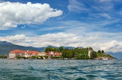 L'Isola Bella fotografata da Stresa: ci troviamo sul Lago Maggiore in Piemonte ad amirare una delle storiche Isole Borromee - © Olgysha / Shutterstock.com