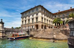 L'ingresso monumentale di Palazzo Borromeo, la villa spettacolare sull'Isola Bella. E' uno dei patrimoni del Piemonte, in particolare del comune di Stresa sul Lago Maggiore - © ...