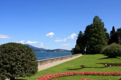 Passeggiata nei giardini di Villa Borromeo: sono i momenti più belli di un tour sull' Isola Bella di Stresa, tra le acque del Lago Maggiore - © Eve81 / Shutterstock.com