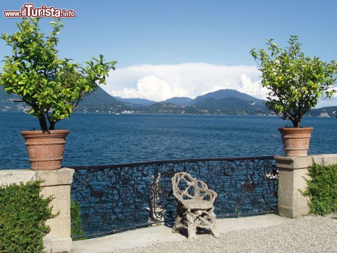 Immagine Ringhiera panoramica nei giardini dell'Isola Bella, sul Lago Maggiore - © Gerda Speelziek-Abou Shanab / Shutterstock.com