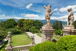 I giardini dell'Isola Bella sono un vero capolavoro di Palazzo Borromeo, una delle attrazioni del comune di Stresa, sul Lago Maggiore in Piemonte - © Olgysha / Shutterstock.com ...