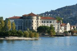 Vista  del Palazzo Borromeo, sull'Isola bella, fotografato dalla barca che unisce la località del Lago Maggiore  con Stresa - © Farida Doctor-Widera / Shutterstock.com ...