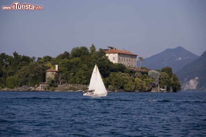 Immagine Navigazione a vela intorno all'Isola Madre sul Lago Maggiore, argipelago delle Isole Borromee - © www.isoleborromee.it