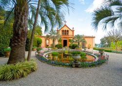 Una Fontana nei giardini dell'Isola Madre, una delle mete più raffinate del turismo in Piemonte, sul Lago Maggiore - © elitravo / Shutterstock.com