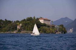 Navigazione a vela intorno all'Isola Madre sul Lago Maggiore, argipelago delle Isole Borromee - © www.isoleborromee.it 