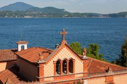 Una chiesa sull 'Isola Madre: e la terza per dimensioni delle Isole Borromee in Piemonte - © elitravo / Shutterstock.com